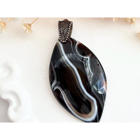 Black & White Marquise Shaped Banded Agate Crystal Silver Toned Vintage Pendant - Picture 2 of 9